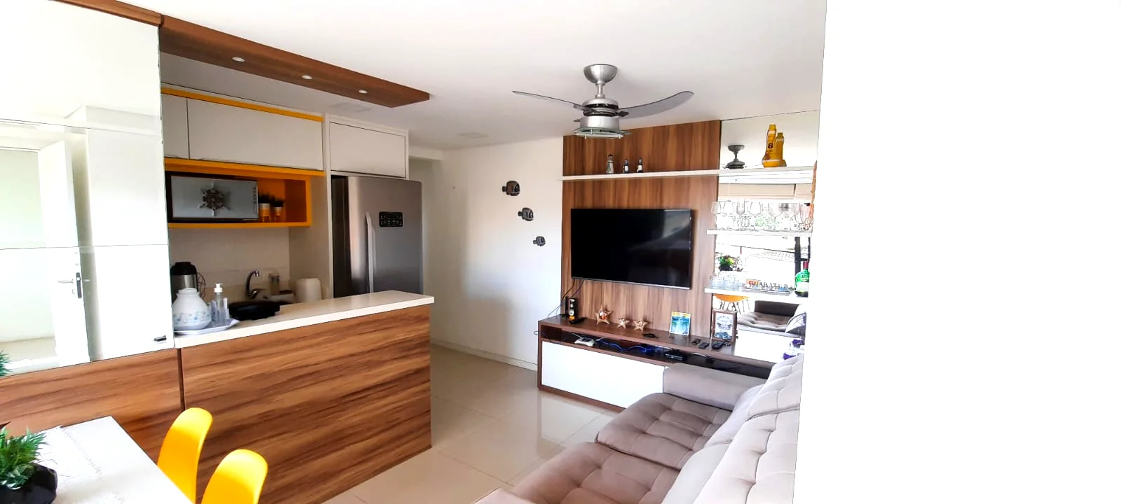 Vista da entrada para a sala e cozinha